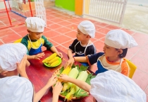 Bé Tách Hạt Bắp