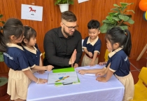 Hoạt Động Trải Nghiệm: Giao Lưu Với Người Bản Xứ