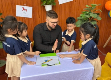 Hoạt Động Trải Nghiệm: Giao Lưu Với Người Bản Xứ