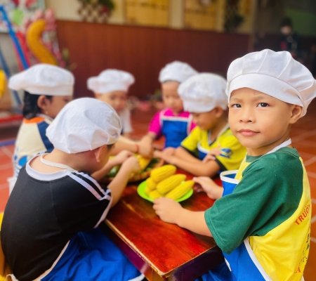 Bé Tách Hạt Bắp