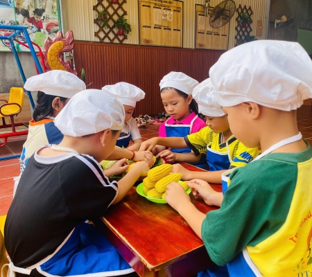 Bé Tách Hạt Bắp