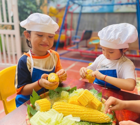 Bé Tách Hạt Bắp