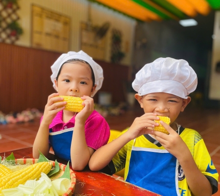 Bé Tách Hạt Bắp