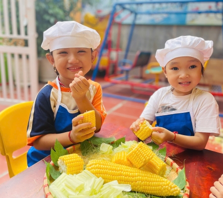 Bé Tách Hạt Bắp