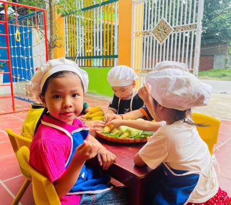 Bé Tách Hạt Bắp