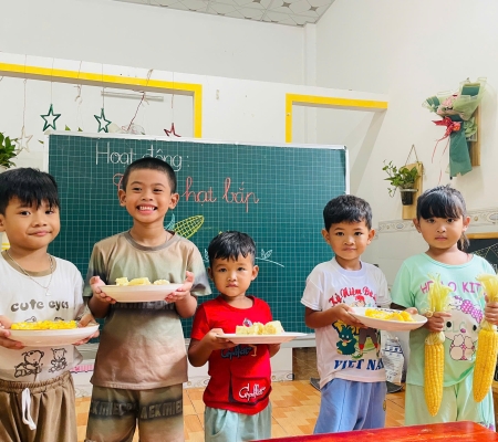 Bé Tách Hạt Bắp