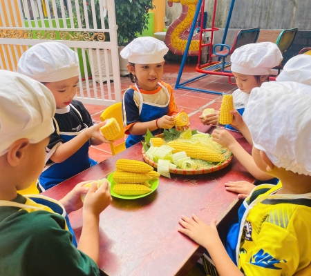 Bé Tách Hạt Bắp