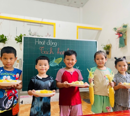 Bé Tách Hạt Bắp