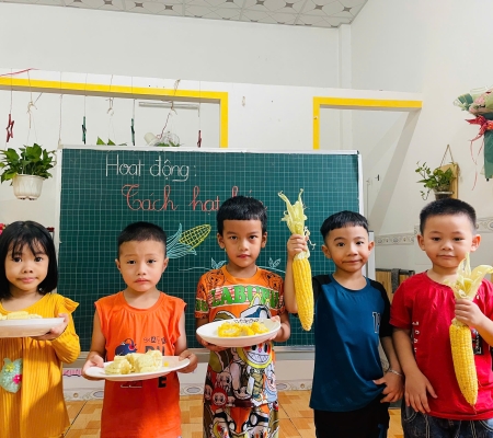 Bé Tách Hạt Bắp