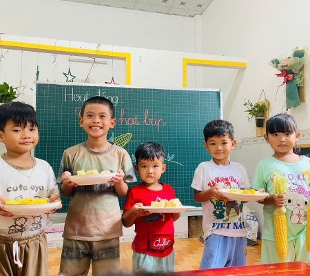 Bé Tách Hạt Bắp