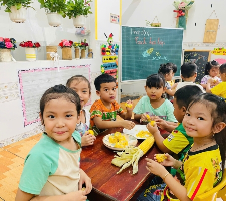 Bé Tách Hạt Bắp