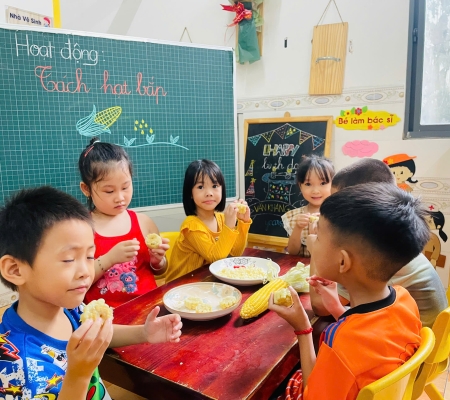 Bé Tách Hạt Bắp