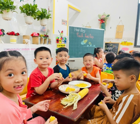 Bé Tách Hạt Bắp