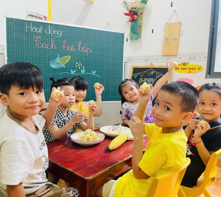 Bé Tách Hạt Bắp