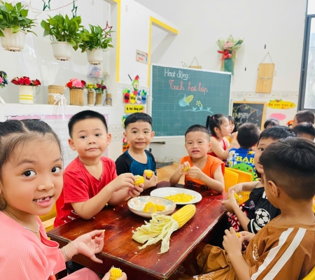 Bé Tách Hạt Bắp