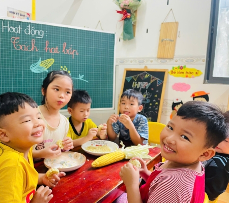 Bé Tách Hạt Bắp