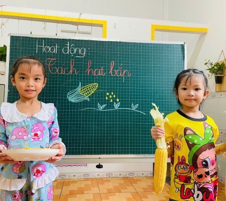 Bé Tách Hạt Bắp