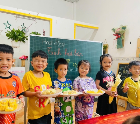 Bé Tách Hạt Bắp