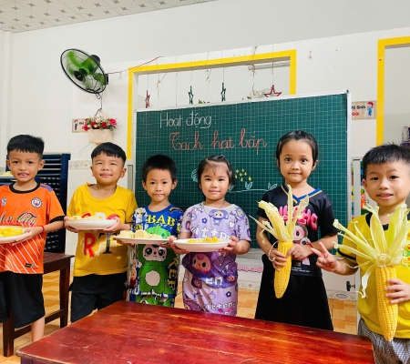 Bé Tách Hạt Bắp