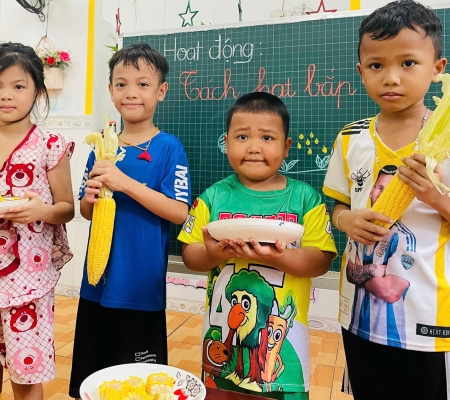 Bé Tách Hạt Bắp