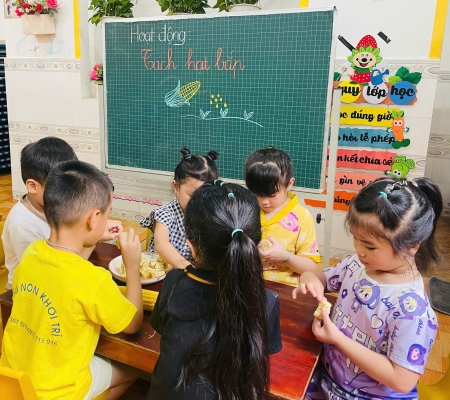 Bé Tách Hạt Bắp