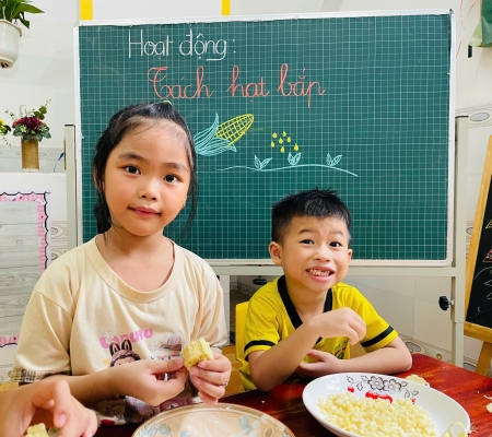 Bé Tách Hạt Bắp