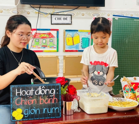 Cô Trò Chiên Bánh 