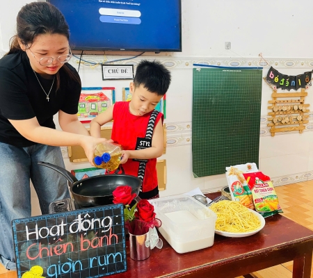 Cô Trò Chiên Bánh 