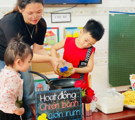 Cô Trò Chiên Bánh 