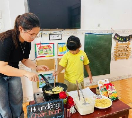 Cô Trò Chiên Bánh 