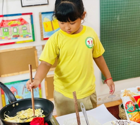 Cô Trò Chiên Bánh 