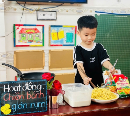 Cô Trò Chiên Bánh 