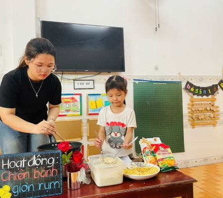 Cô Trò Chiên Bánh 