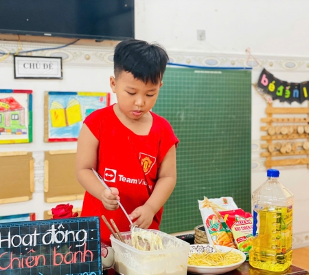 Cô Trò Chiên Bánh 