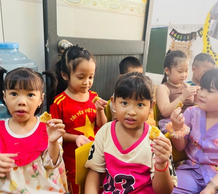 Cô Trò Chiên Bánh 