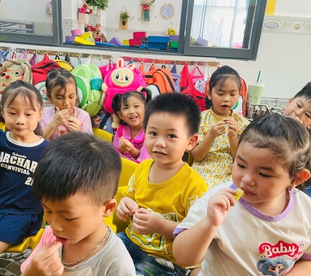 Cô Trò Chiên Bánh 