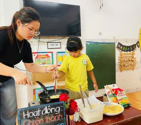 Cô Trò Chiên Bánh 