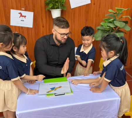 Hoạt Động Trải Nghiệm: Giao Lưu Với Người Bản Xứ