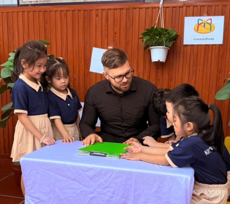 Hoạt Động Trải Nghiệm: Giao Lưu Với Người Bản Xứ