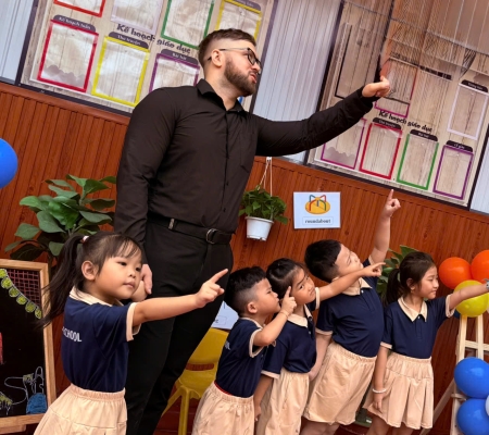 Hoạt Động Trải Nghiệm: Giao Lưu Với Người Bản Xứ