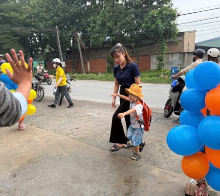 Hoạt Động Trải Nghiệm: Giao Lưu Với Người Bản Xứ