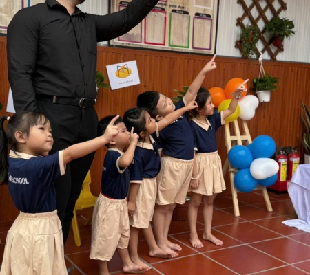 Hoạt Động Trải Nghiệm: Giao Lưu Với Người Bản Xứ