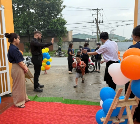 Hoạt Động Trải Nghiệm: Giao Lưu Với Người Bản Xứ