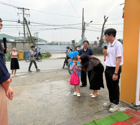 Hoạt Động Trải Nghiệm: Giao Lưu Với Người Bản Xứ