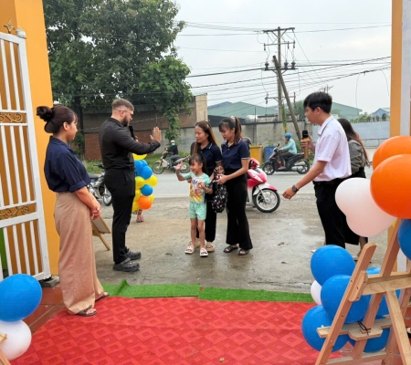 Hoạt Động Trải Nghiệm: Giao Lưu Với Người Bản Xứ