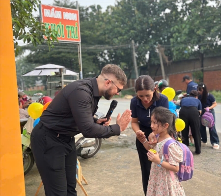 Hoạt Động Trải Nghiệm: Giao Lưu Với Người Bản Xứ