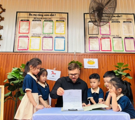 Hoạt Động Trải Nghiệm: Giao Lưu Với Người Bản Xứ