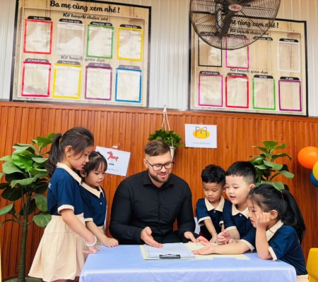 Hoạt Động Trải Nghiệm: Giao Lưu Với Người Bản Xứ