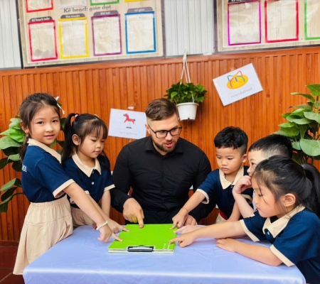 Hoạt Động Trải Nghiệm: Giao Lưu Với Người Bản Xứ