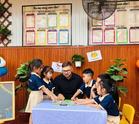 Hoạt Động Trải Nghiệm: Giao Lưu Với Người Bản Xứ